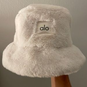 Perfect condition Alo Yoga white faux fur bucket hat - one size